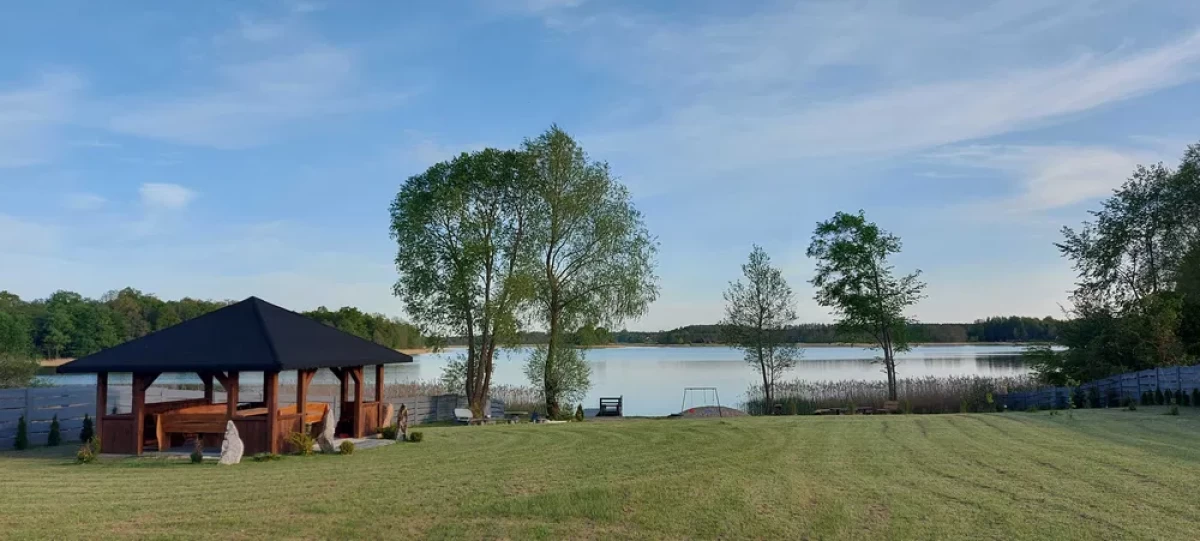 Domek na Mazurach jezioro prywatnalinia brzegowa ( plaża ) altana grill + owerek wodny