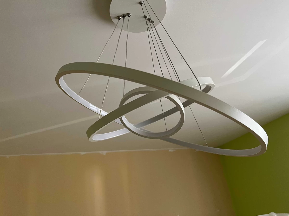 Biała lampa sufitowa ledowa z pilotem, trzy okręgi