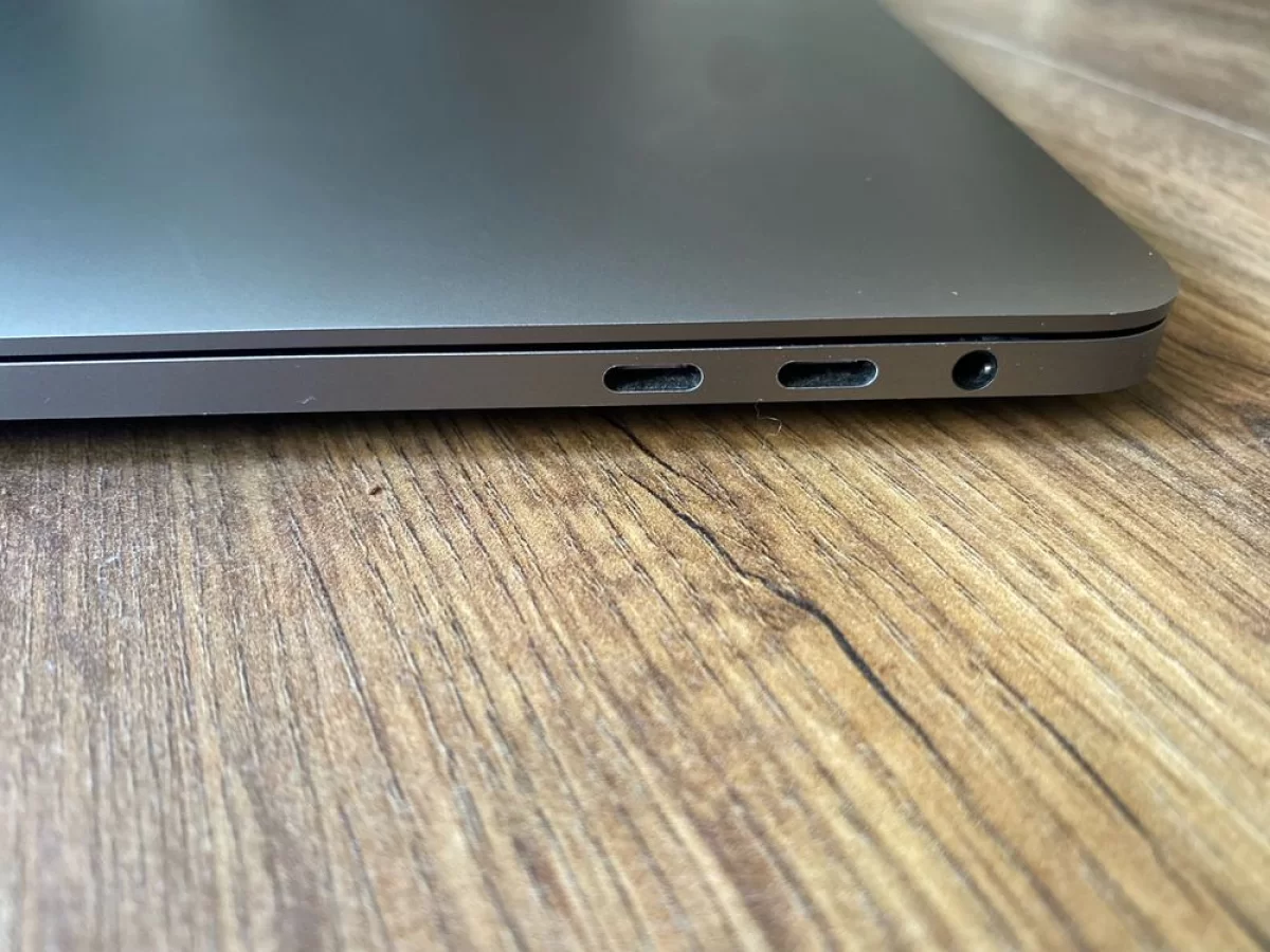 Laptop Macbook Pro 2019 A1990 32GB/500ssd ladowarka hub