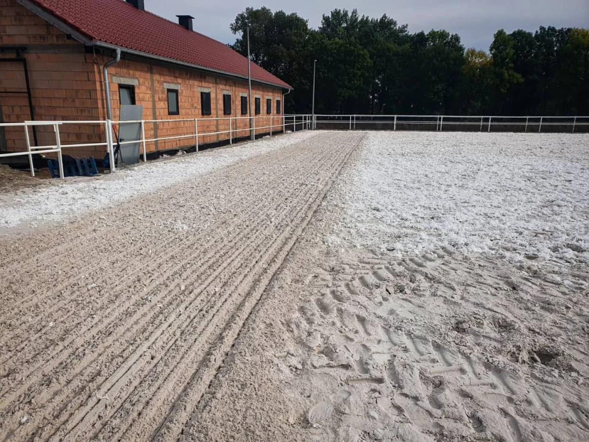 Podłoże dla koni, ścinki flizeliny na ujeżdżalnie konne, fliselina