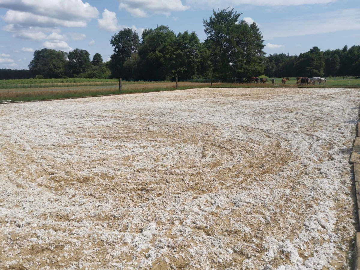 Podłoże dla koni, ścinki flizeliny na ujeżdżalnie konne, fliselina