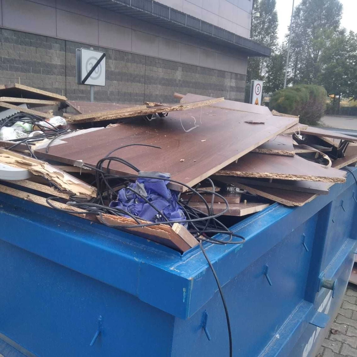*TANIO* Wywóz gruzu oraz odpadów budowlanych
