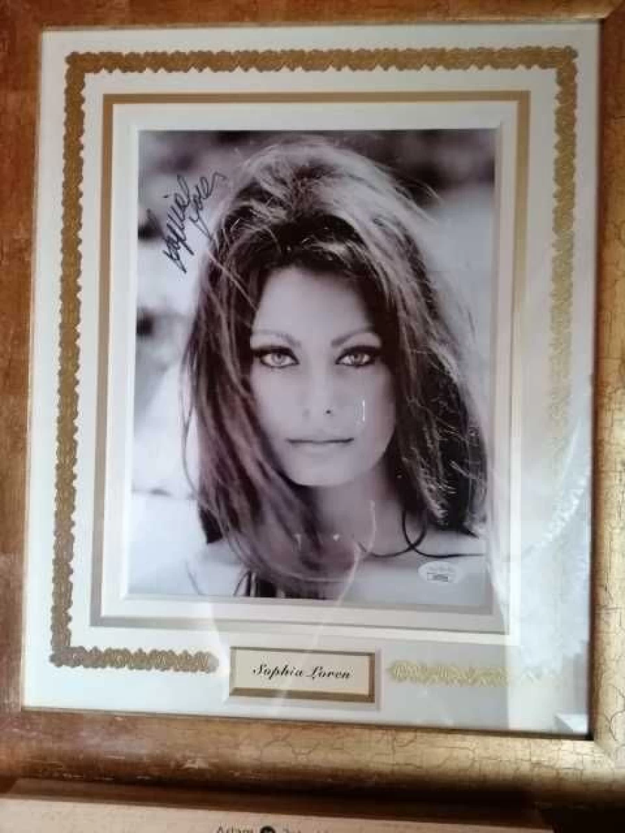 Autograf Sophii Loren na pięknej fotografii.