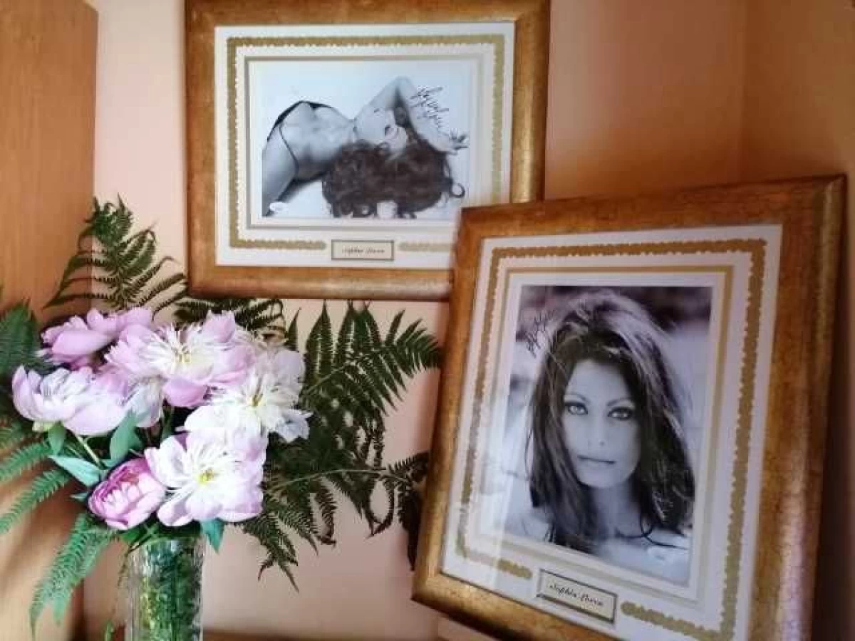 Autograf Sophii Loren na pięknej fotografii.