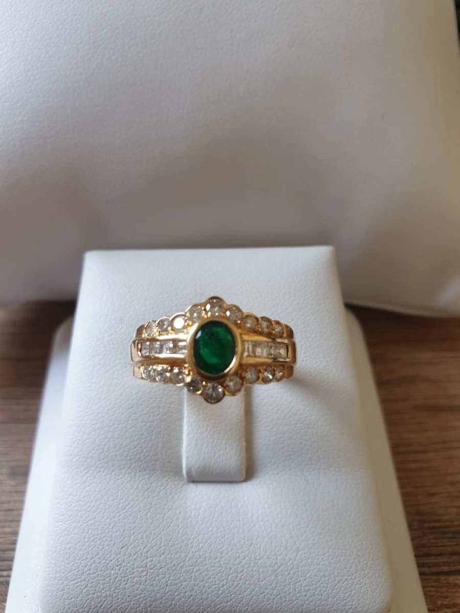 Złoty pierścionek z brylantami 0.54 ct oraz szmaragdem 0.35ct