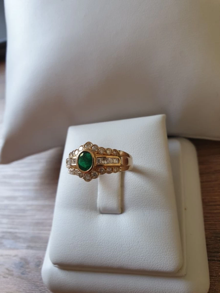 Złoty pierścionek z brylantami 0.54 ct oraz szmaragdem 0.35ct