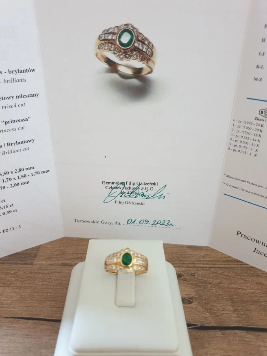 Złoty pierścionek z brylantami 0.54 ct oraz szmaragdem 0.35ct