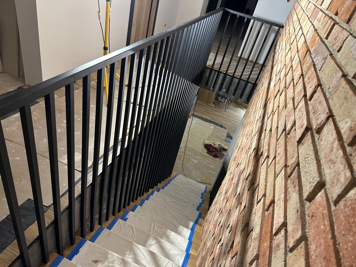 Balustrady poręcze barierki stopnie drewniane konstrukcje stalowe