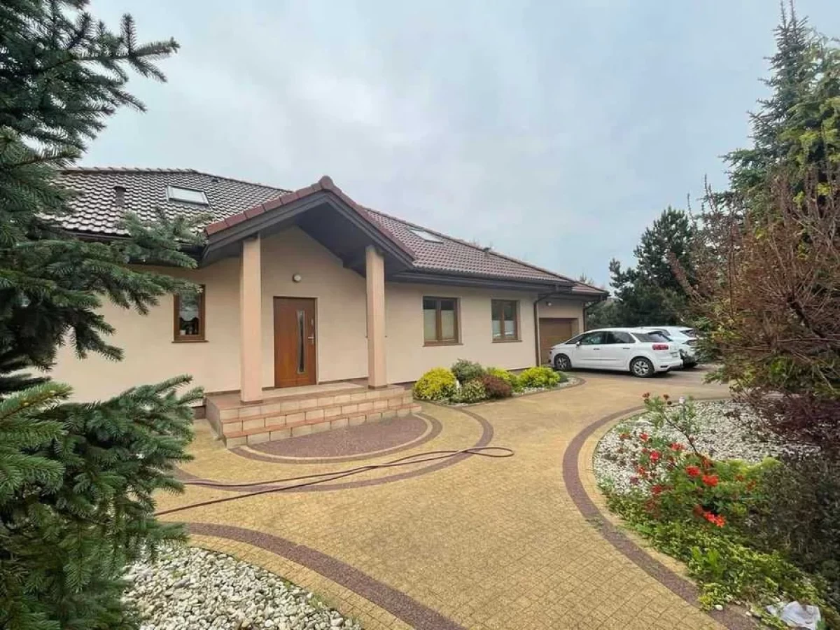 Sprzedam dom 210m2 na działce 1100m2 w pięknej okolicy