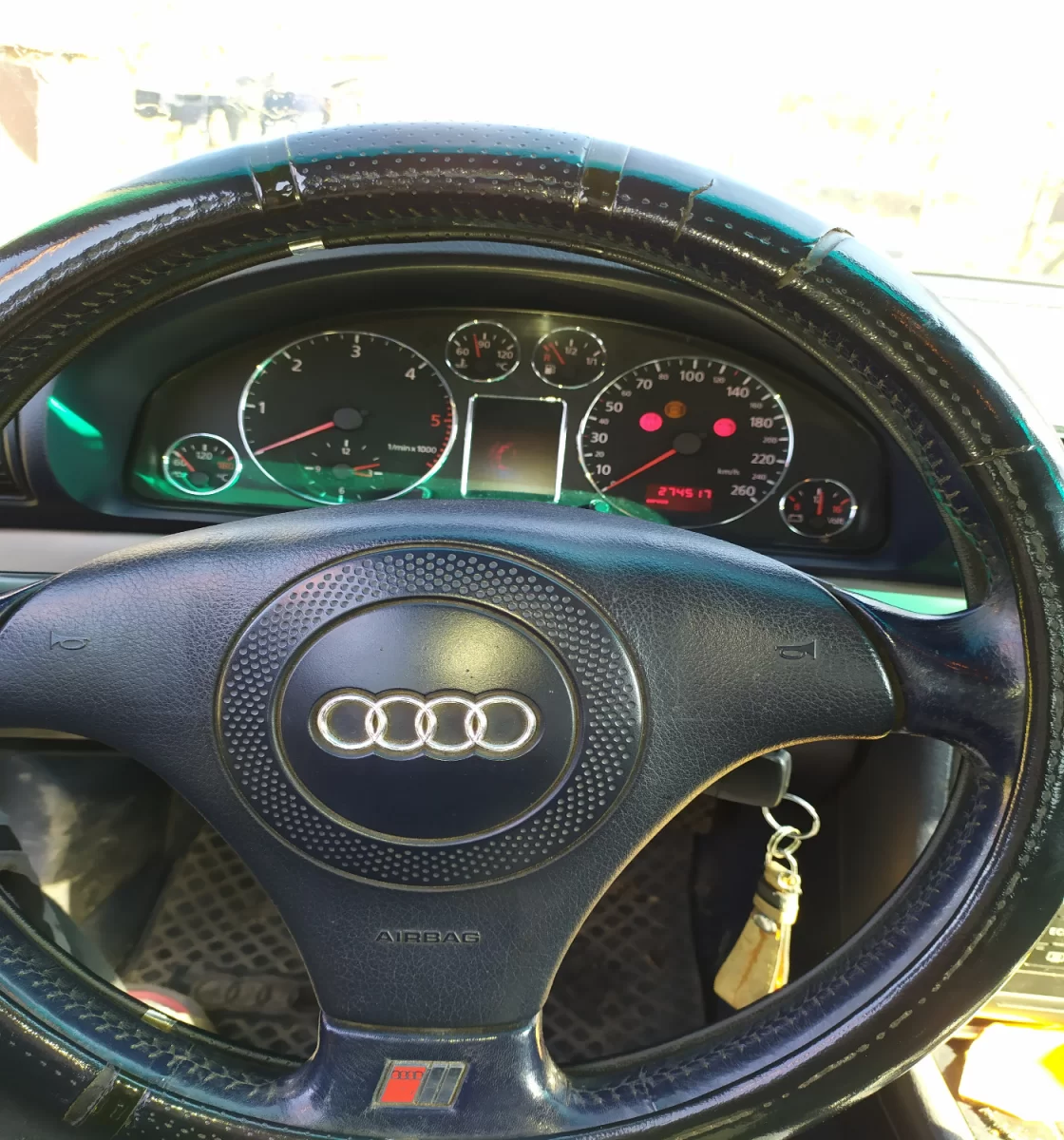 Samochód Osobowy czterodrzwiowy Audi A4 2.5 tdi