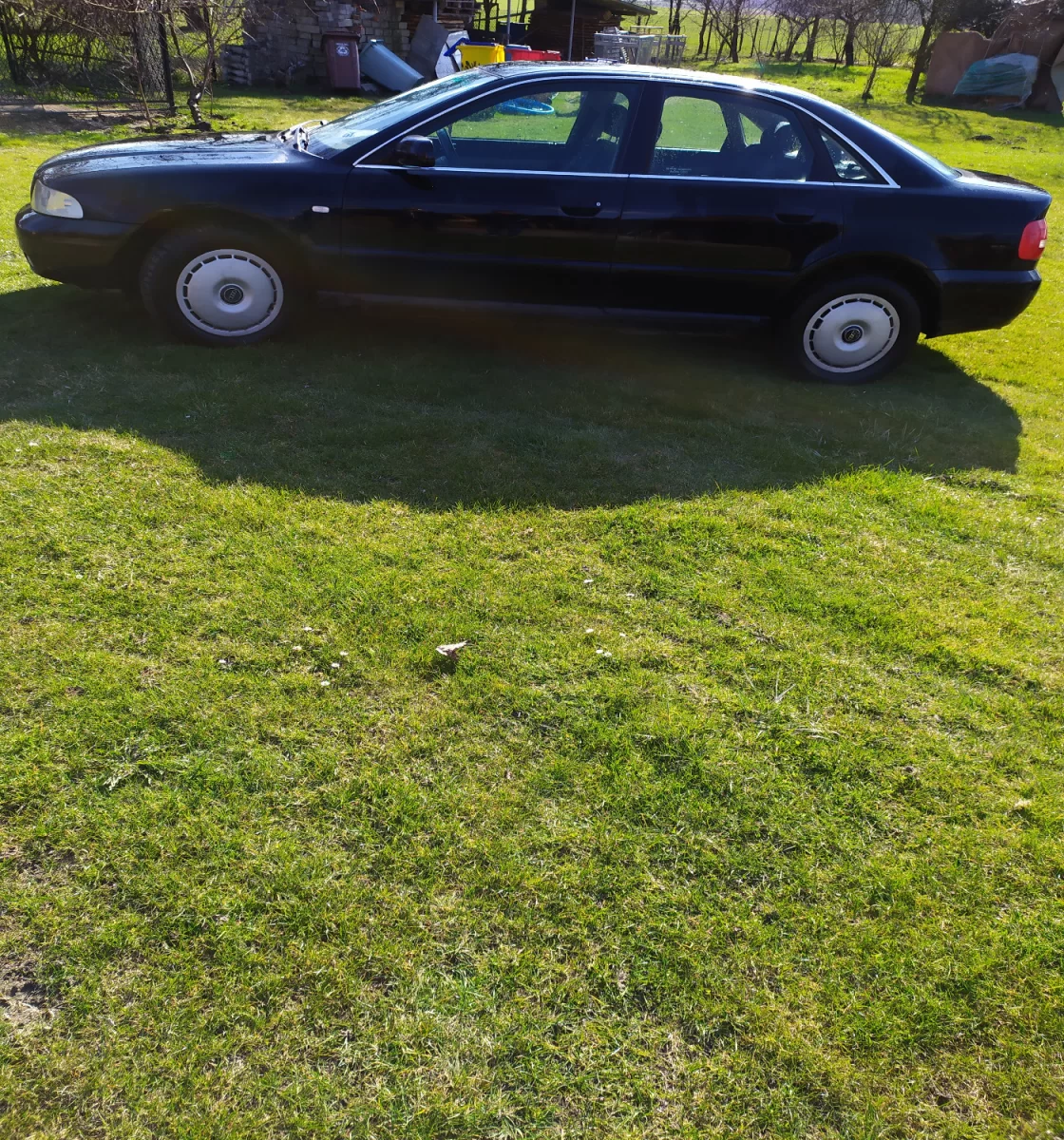 Samochód Osobowy czterodrzwiowy Audi A4 2.5 tdi