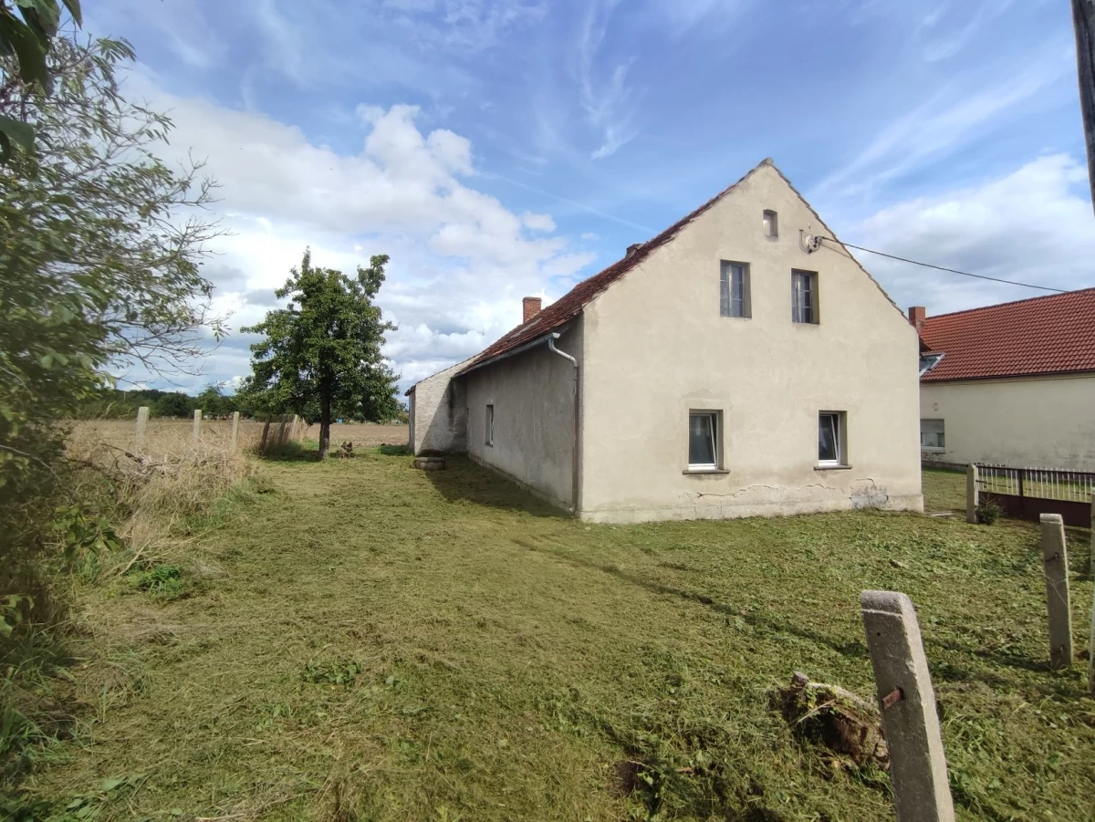 Sprzedam Dom na wsi z pomieszczeniami gospodarczymi