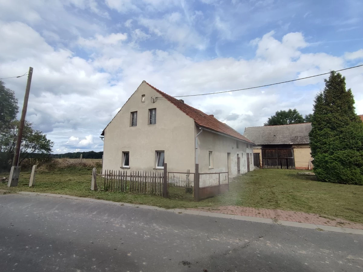 Sprzedam Dom na wsi z pomieszczeniami gospodarczymi