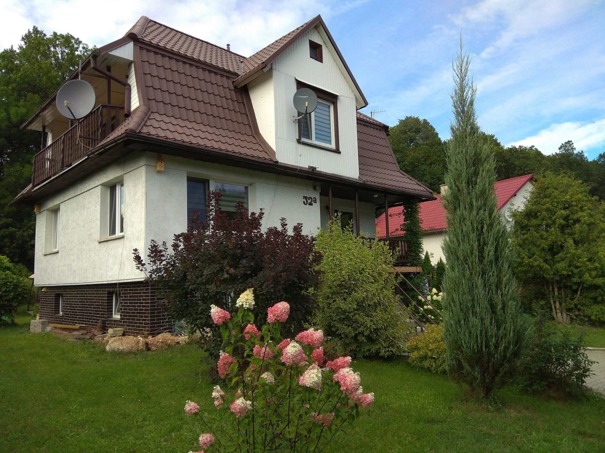 Sprzedam atrakcyjny dom z pięknym ogrodem w Jarnołtówku 32a.