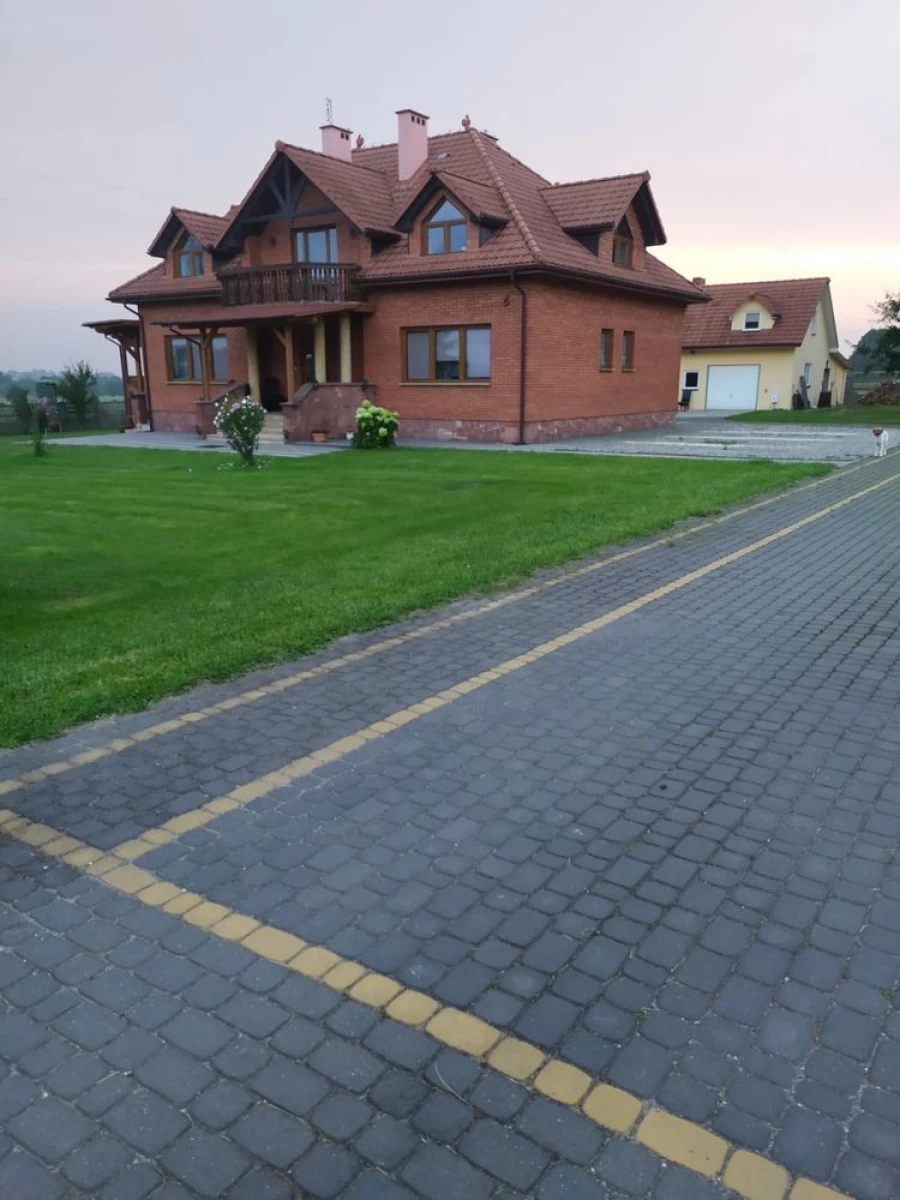 Sprzedam piękny i komfortowy Dom + drugi mały dom z garażem Oblęgór