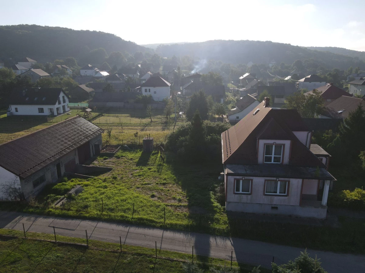Sprzedam Dom z budynkiem gospodarczym w spokojnej okolicy