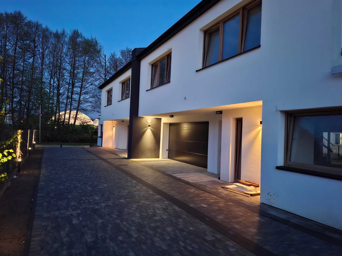 Sprzedam Domy nowe po 205 m² w zabudowie bliźniaczej w doskonałej lokalizacji