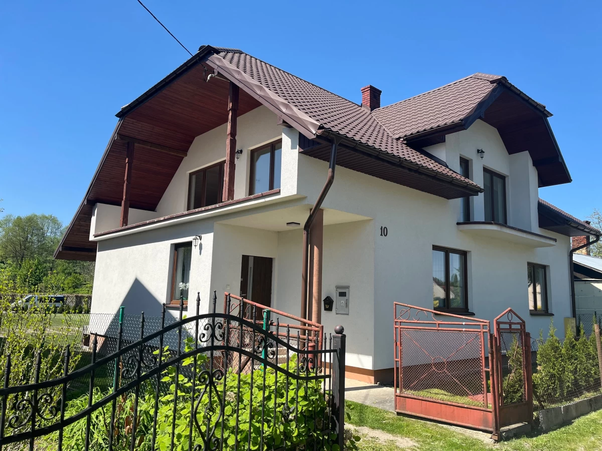 Nowoczesny dom na sprzedaż w centrum Narol