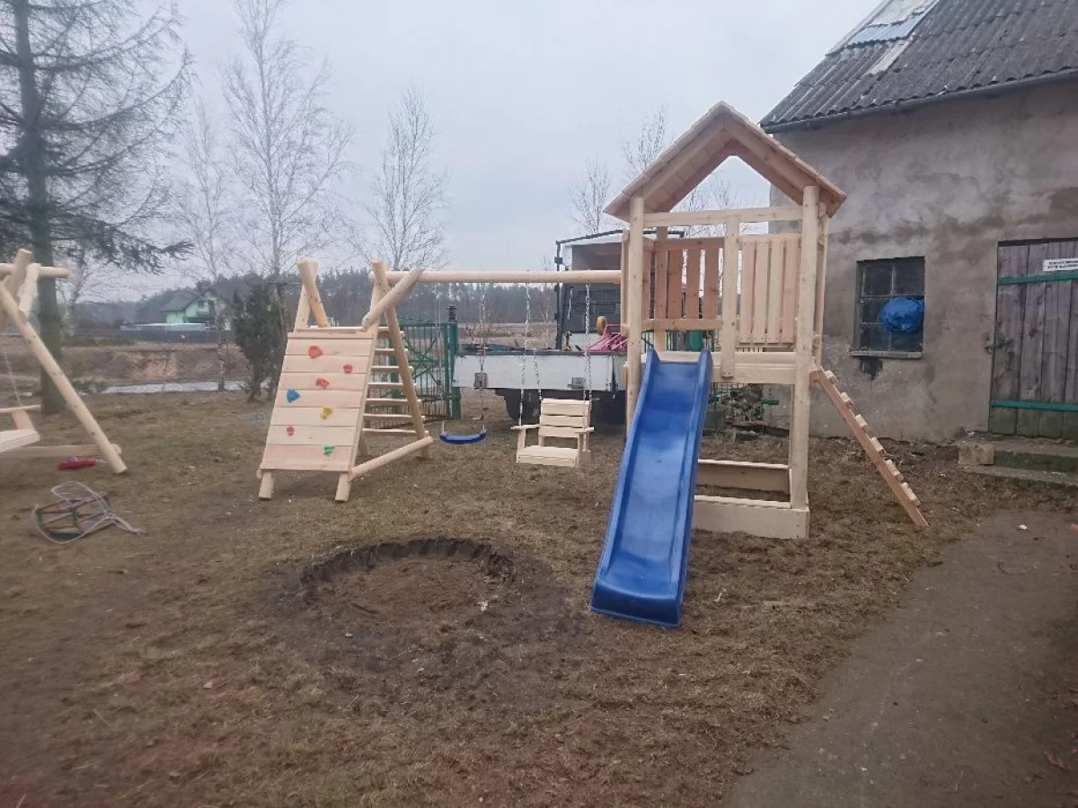 Meble ogrodowe Chojnice plac zabaw, huśtawka, stół ławki.