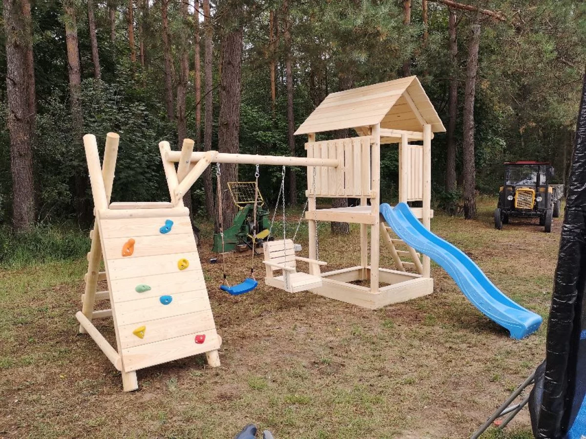 Meble ogrodowe Chojnice plac zabaw, huśtawka, stół ławki.