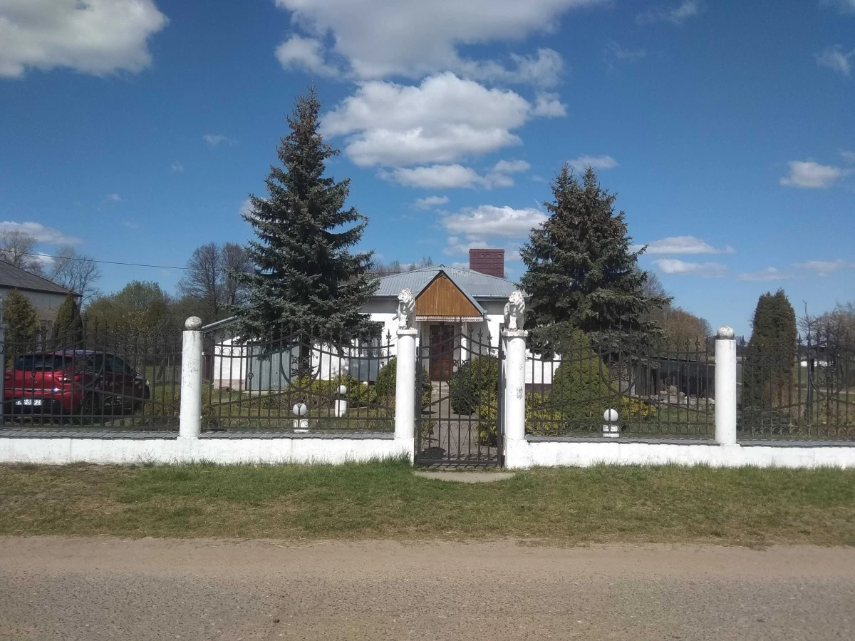 Sprzedamdom jednorodzinny z dużą działką, 2 garażami i lasem Ostrów
