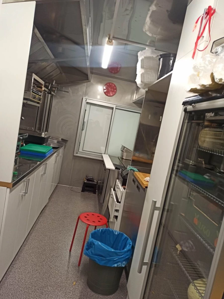 Gotowy biznes-odstępne food truck z kebabem