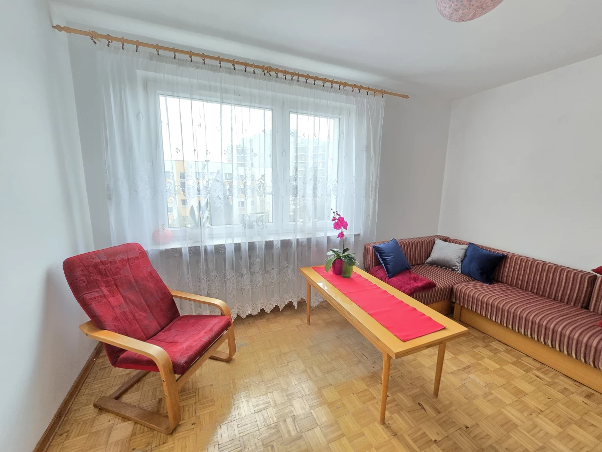 Sprzedam 3-pokojowe mieszkanie o pow. 62 m2 w bloku w Zamościu, piętro 3/3.