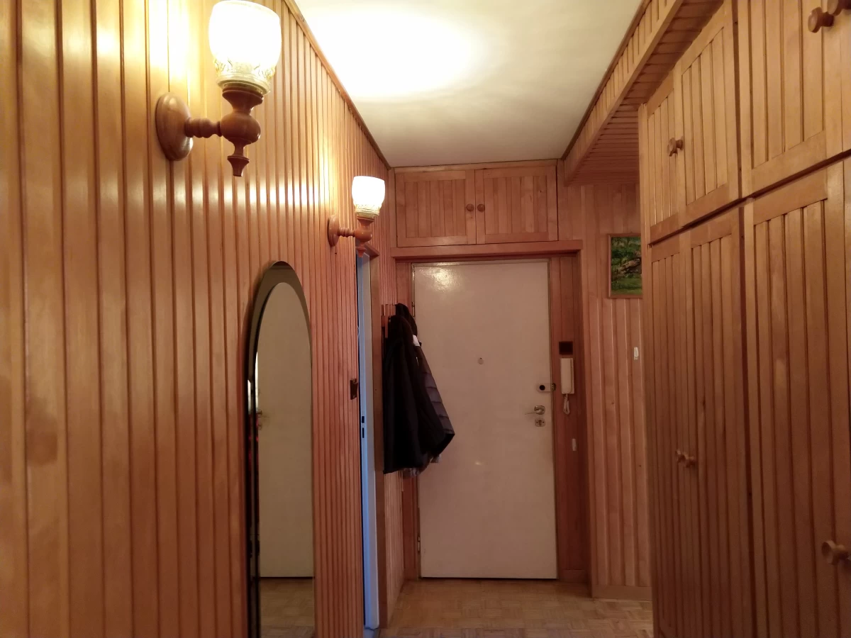 Sprzedam 3-pokojowe mieszkanie o pow. 62 m2 w bloku w Zamościu, piętro 3/3.