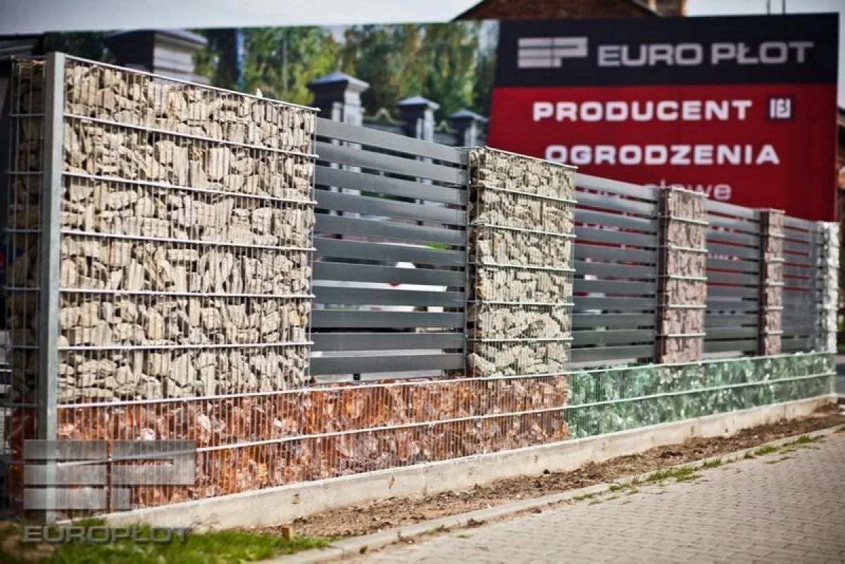 Ogrodzenia panelowe + podmurówka + montaż. 51 drutów pionowych.