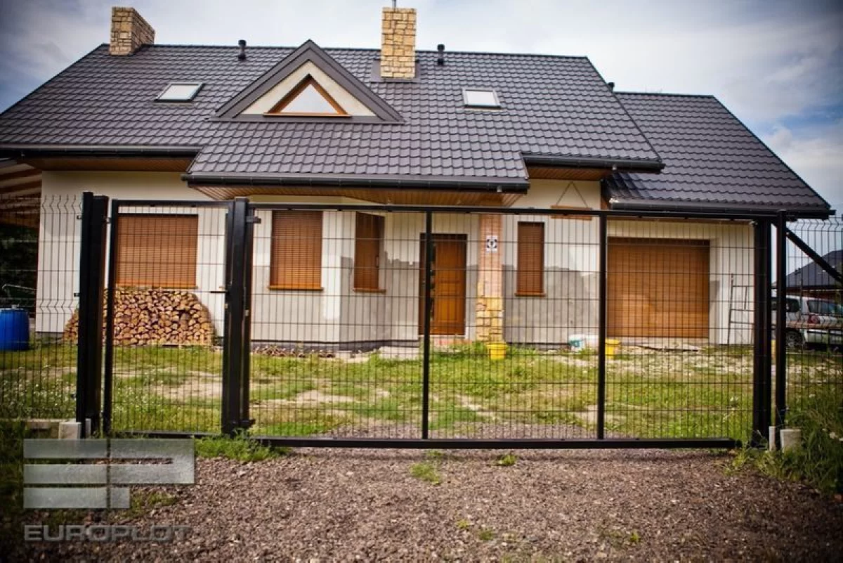 Ogrodzenia panelowe + podmurówka + montaż. 51 drutów pionowych.