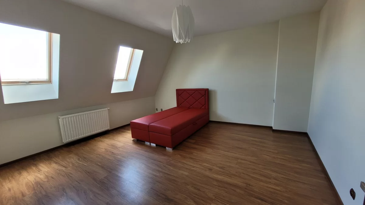 Wynajmę mieszkanie 102m2, bez czynszu zamknięte podwórko wolne od ręki