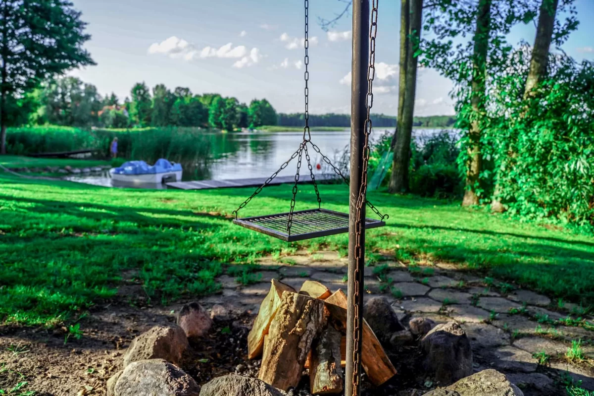 Dom nad jeziorem z linią brzegową