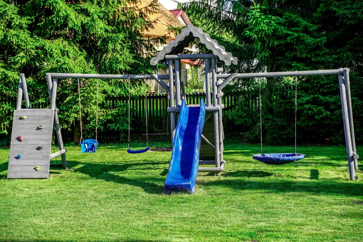 Dom nad jeziorem z linią brzegową