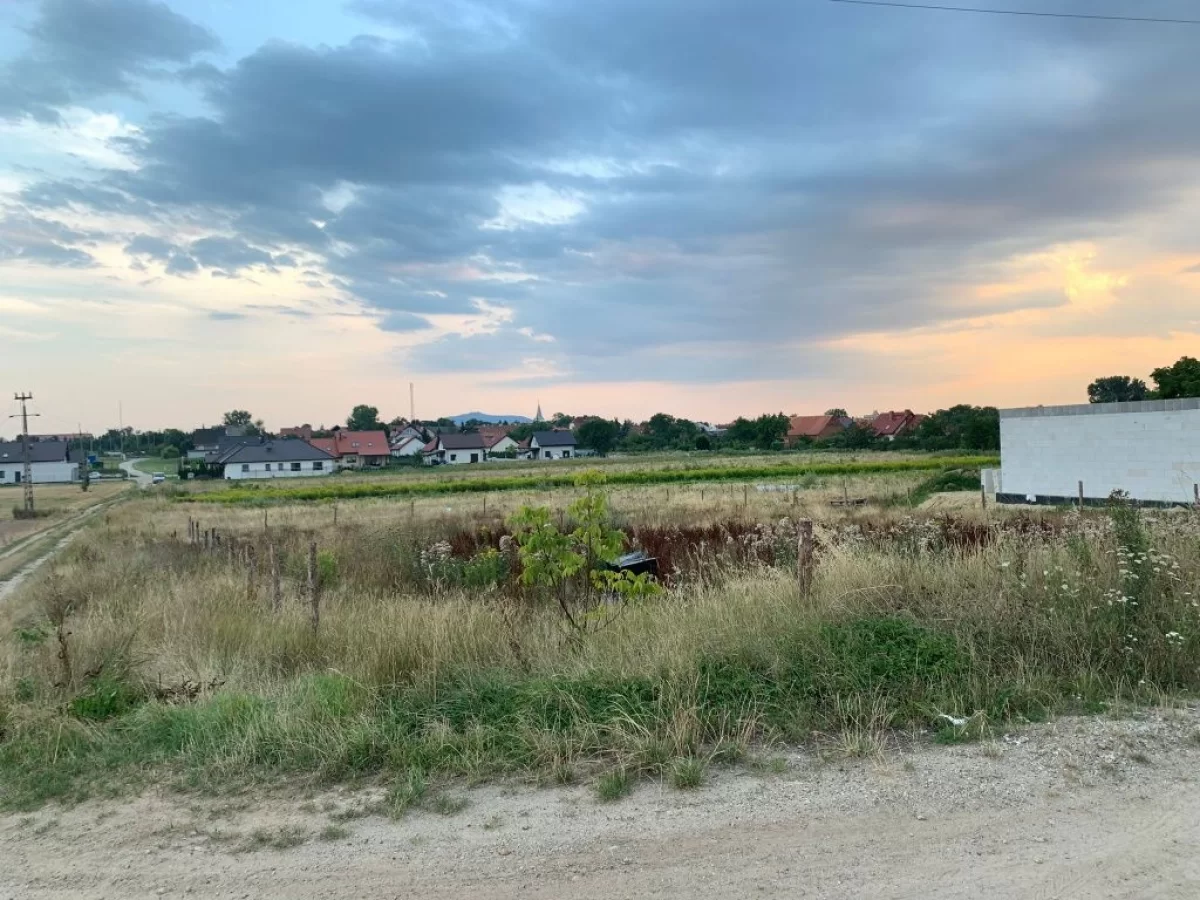 Sprzedam działkę z pozwoleniem na budowę