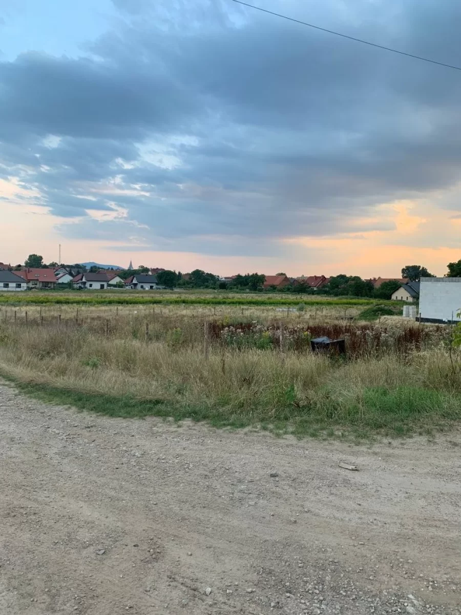 Sprzedam działkę z pozwoleniem na budowę