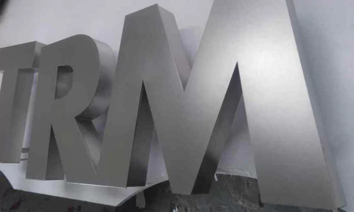 Litery metalowe: mosiężne, aluminiowe, ze stali nierdzewnej