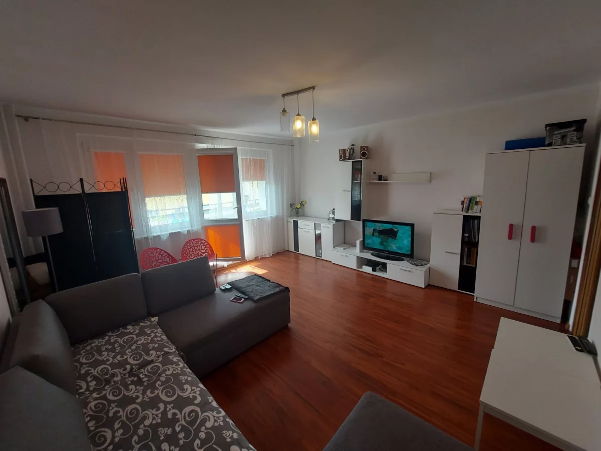 2 pokoje (49m2) 3 piętro, duży balkon, Osiedle Zachod. Super podwórko.