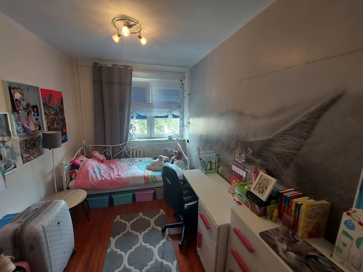 2 pokoje (49m2) 3 piętro, duży balkon, Osiedle Zachod. Super podwórko.