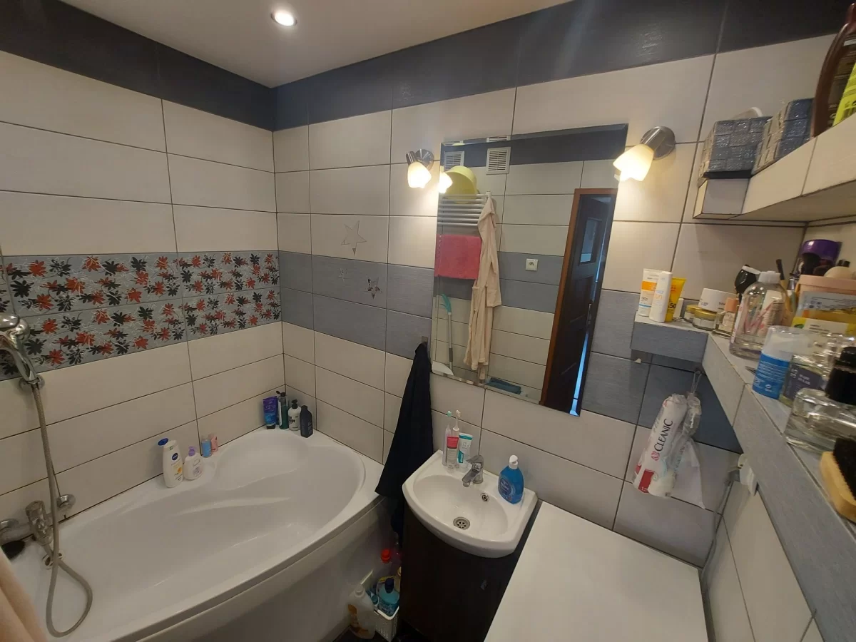 2 pokoje (49m2) 3 piętro, duży balkon, Osiedle Zachod. Super podwórko.