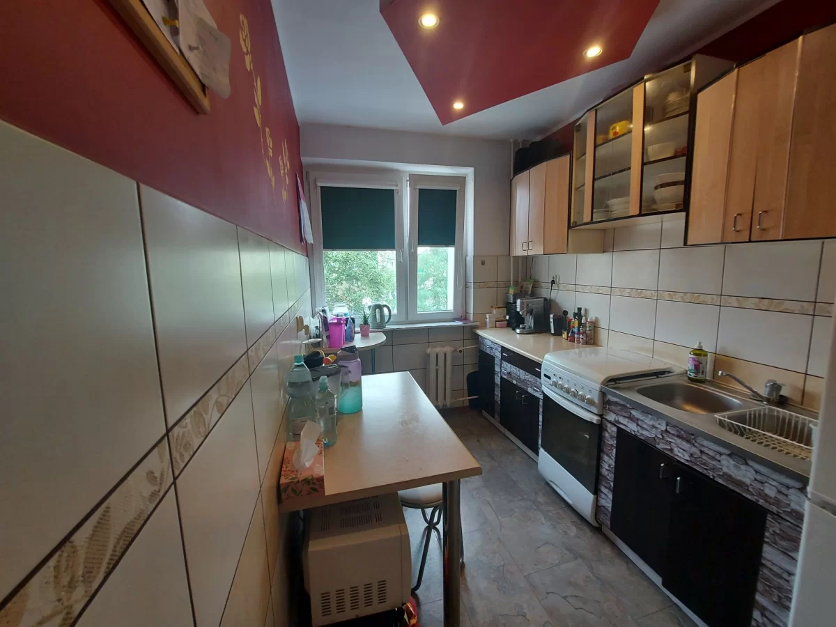 2 pokoje (49m2) 3 piętro, duży balkon, Osiedle Zachod. Super podwórko.
