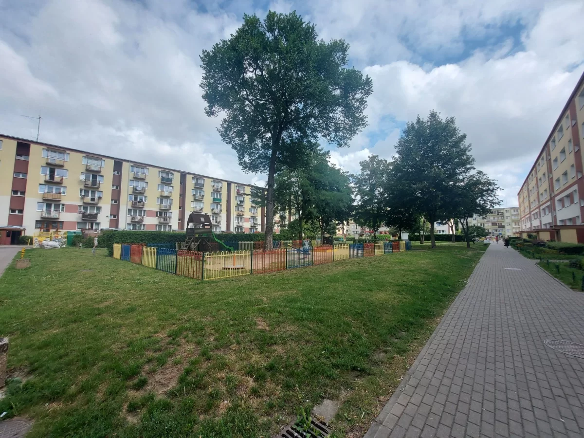 2 pokoje (49m2) 3 piętro, duży balkon, Osiedle Zachod. Super podwórko.