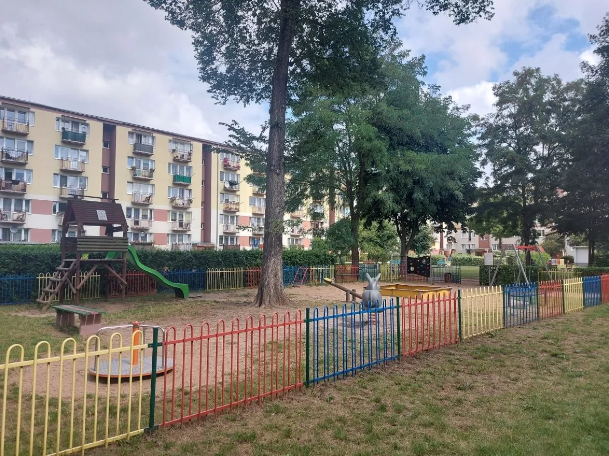 2 pokoje (49m2) 3 piętro, duży balkon, Osiedle Zachod. Super podwórko.