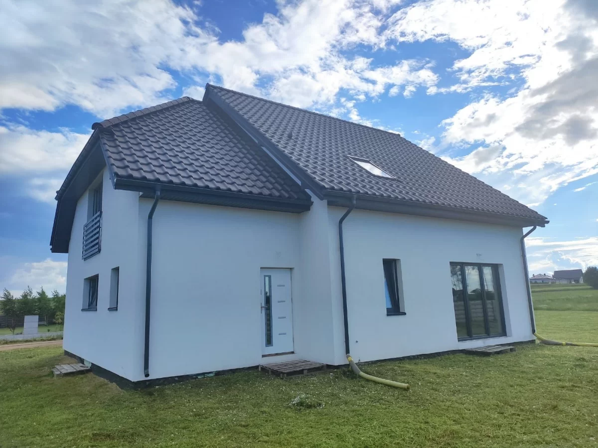 Nowy dom wolnostojący na osiedlu Młynowym przy ulicy Ładnej.