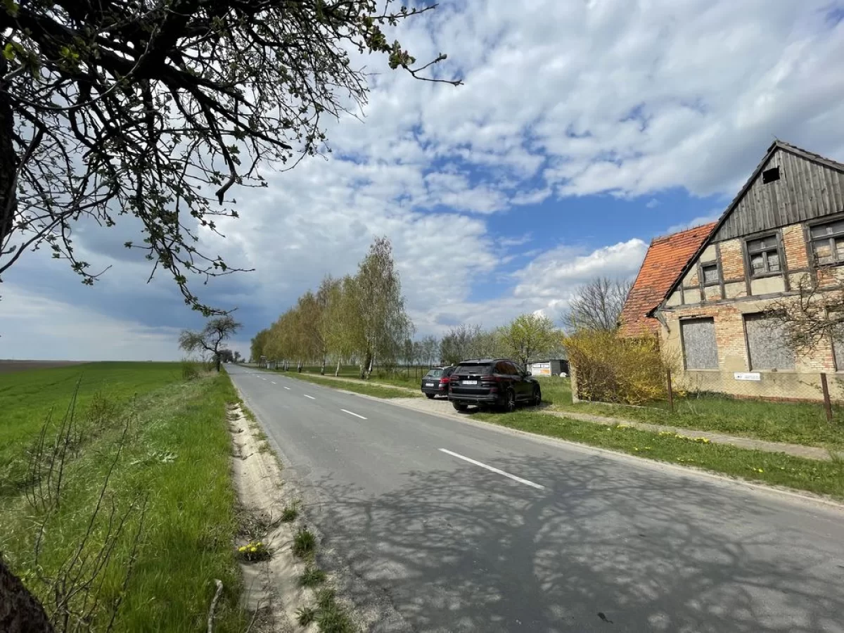 Budynek z dużą działką