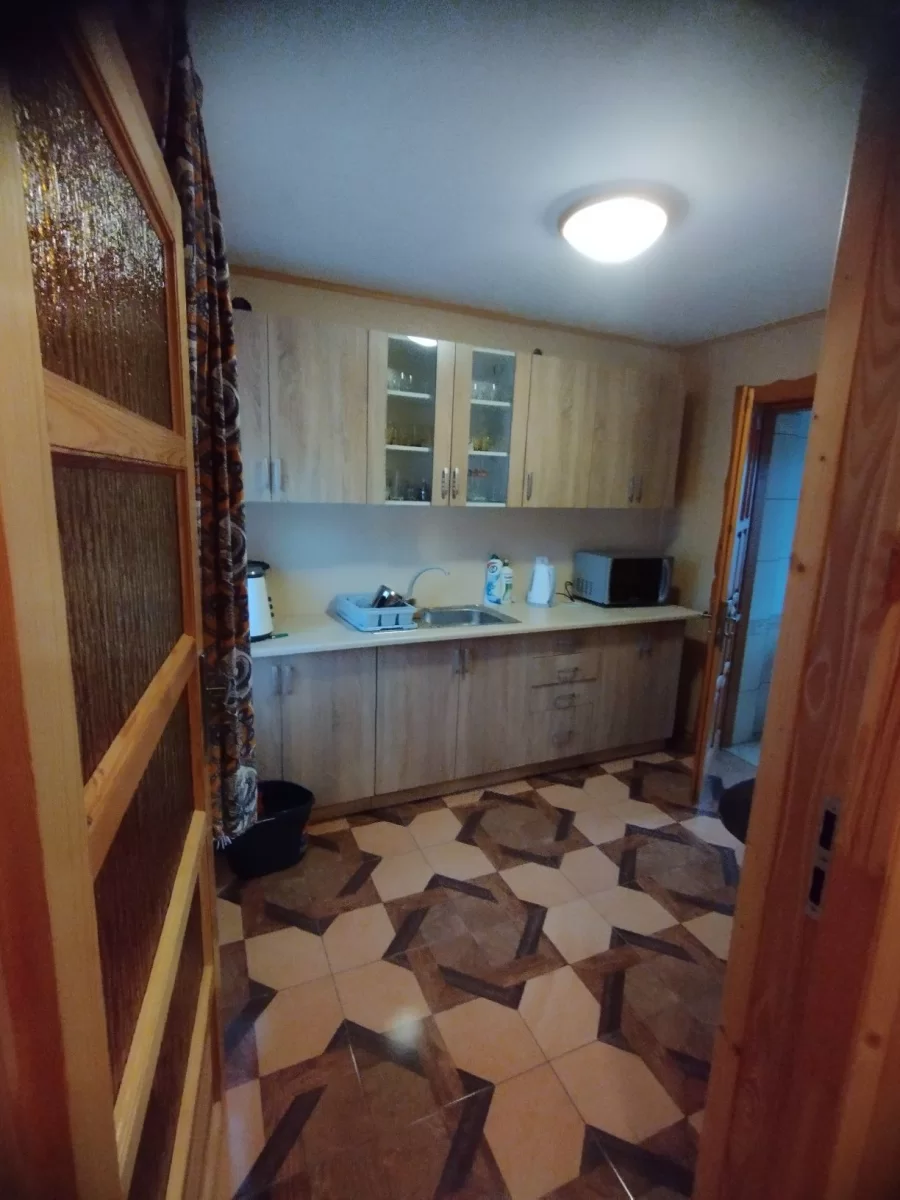 Wynajmę apartament z aneksem kuchennym łazienka pokój z sypialnią