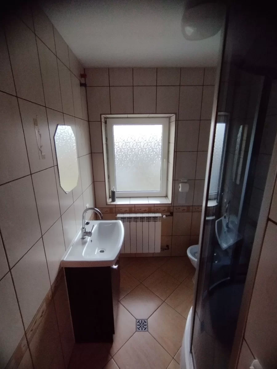 Wynajmę apartament z aneksem kuchennym łazienka pokój z sypialnią