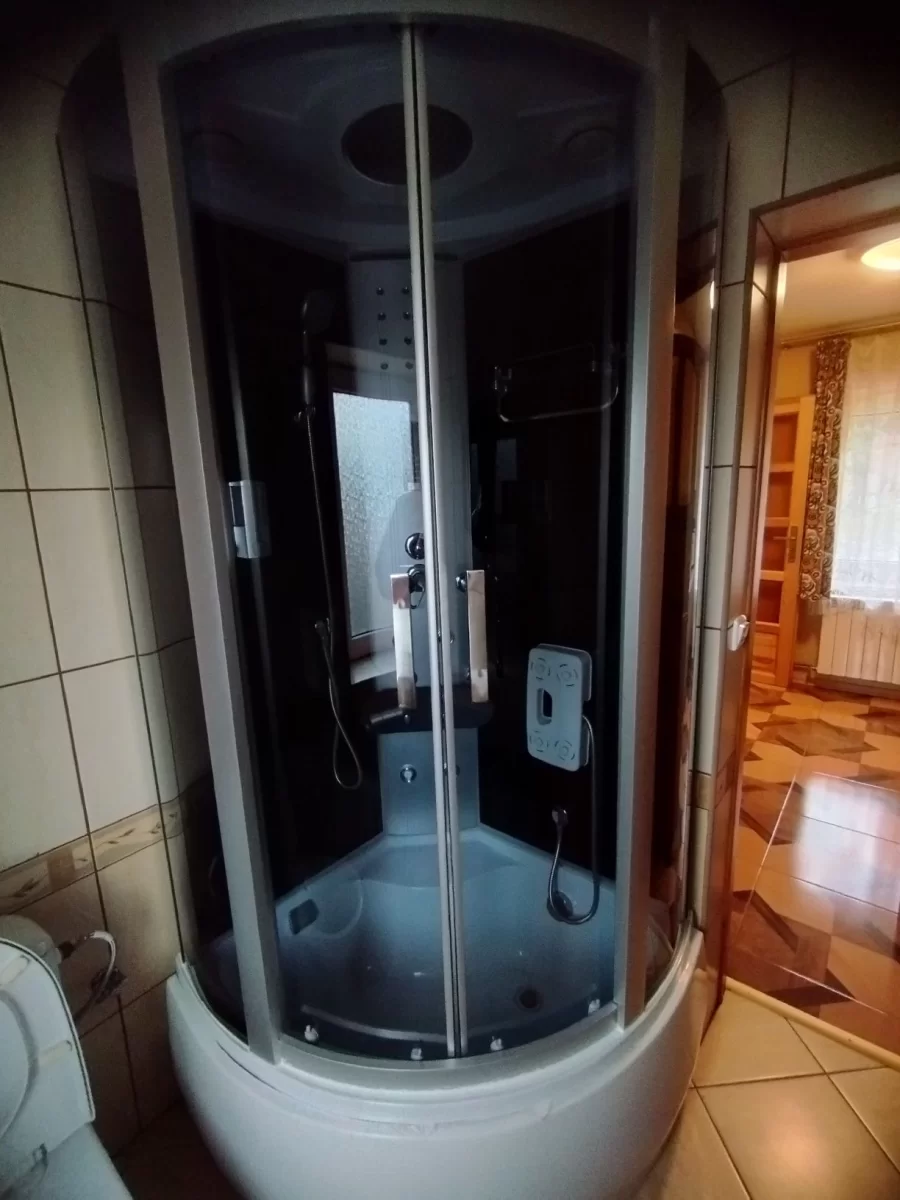 Wynajmę apartament z aneksem kuchennym łazienka pokój z sypialnią