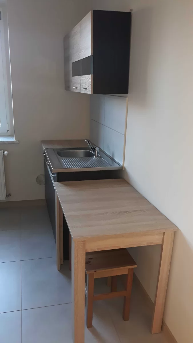 Wynajmę przestronną kawalerkę w kamienicy