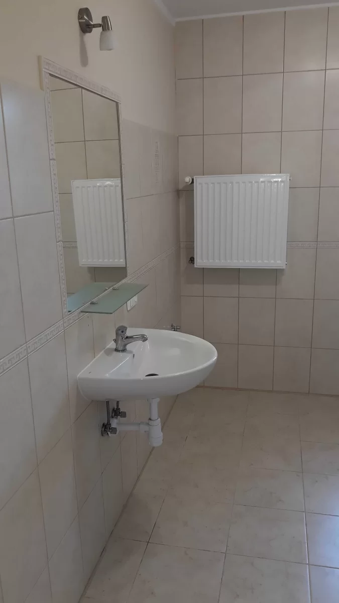 Wynajmę przestronną kawalerkę w kamienicy