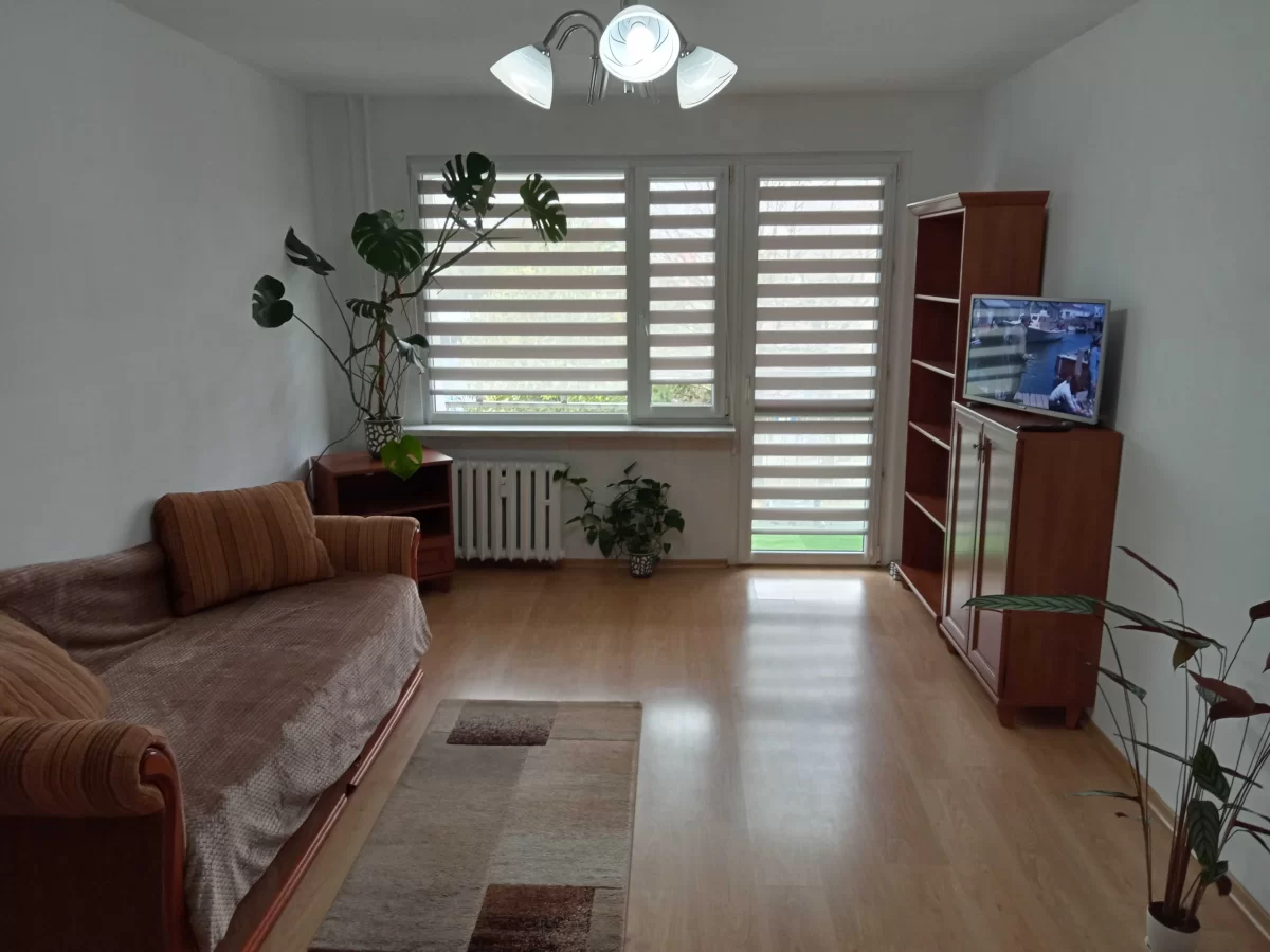 Wynajmę dużą kawalerkę na osiedlu tęczowym.